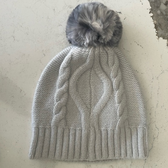 Ann Taylor Snow Leopard Print Cable Pom Pom Hat Light Gray - Picture 2 of 4